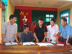 Cấp ủy, chính quyền và các ngành, đoàn thể xã Pù Bin họp bàn kế hoạch phòng - chống tệ nạn xã hội trên địa bàn.